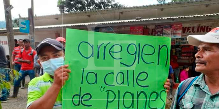 Pobladores de Trojes protestan en exigencia de la reparación de carretera (Video)