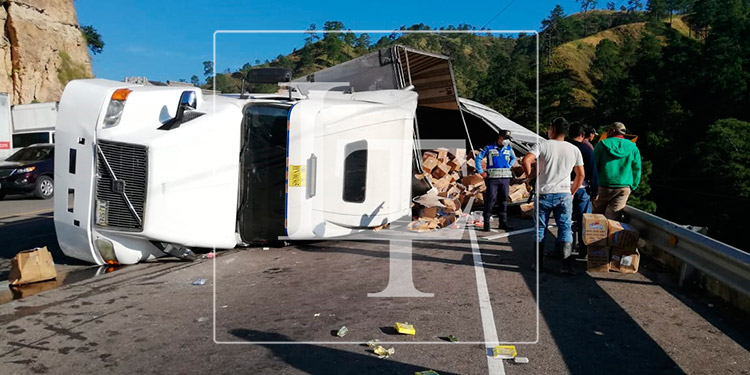 Accidente de rastra en la CA-5 deja daños materiales