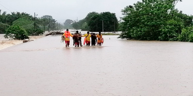 Se desborda el río Lean y rescatan a tres personas atrapadas por el afluente