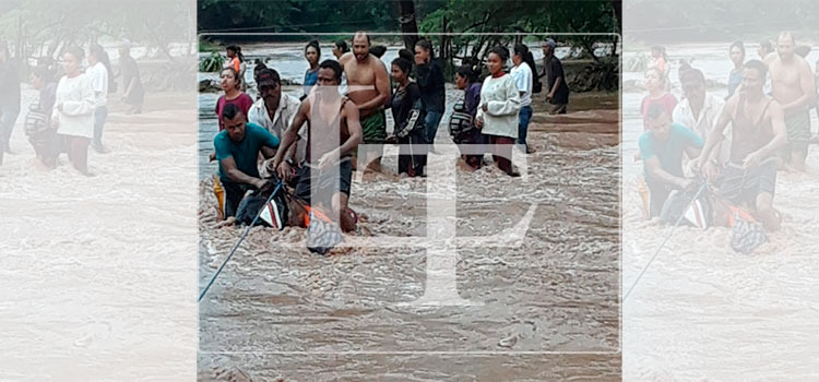 Pobladores rescatan a sus familiares en crecida de río por intensas lluvias del huracán “Eta”