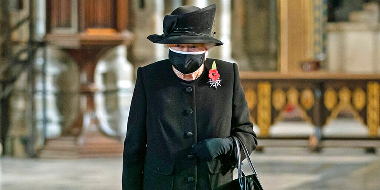 La reina Isabel II hace su primera aparición con mascarilla