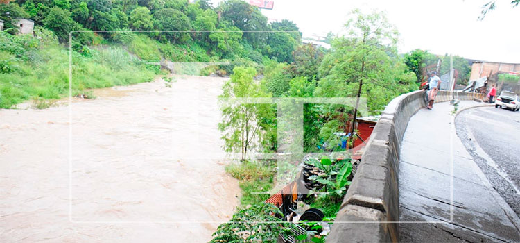 Familias abandonan viviendas de la colonia Las Brisas por crecida del río