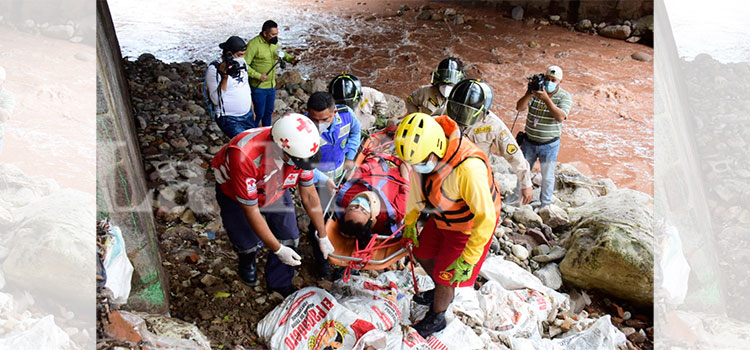 Bomberos rescatan a hombre que cayó del puente San Rafael en Tegucigalpa (Video)