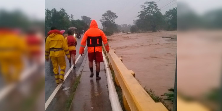 Evacúan varias familias de la comunidad de Tegucigalpita, Omoa (Video)