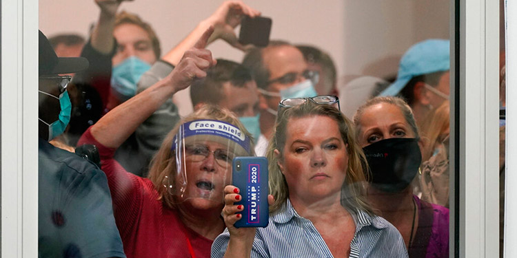 Seguidores de Trump piden parar conteo en Michigan y Arizona