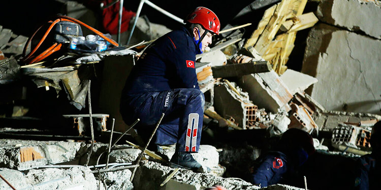 Rescatan a hombre de 70 años tras el sismo en Turquía