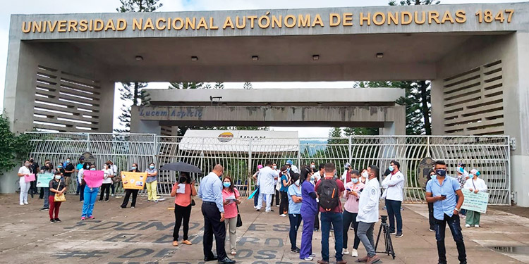 Alrededor de 600 médicos egresados a la espera de su título en la UNAH