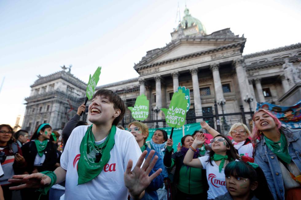 Argentina legaliza el aborto en histórica votación en el Senado