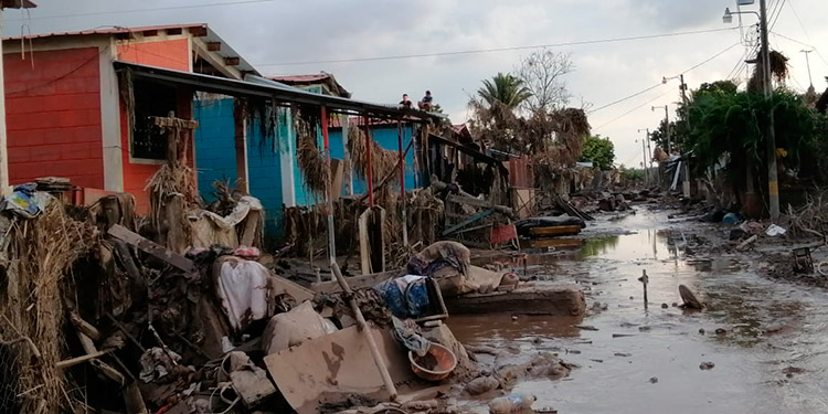 Pueblos devastados luchan por sobrevivir