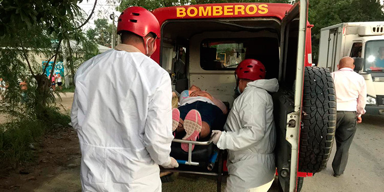 Choca ambulancia con una camioneta
