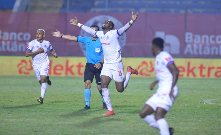 Olimpia elimina al España y es nuevo líder