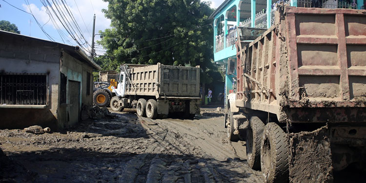 Rescatan de un “mar” de lodo a 65 barrios y colonias