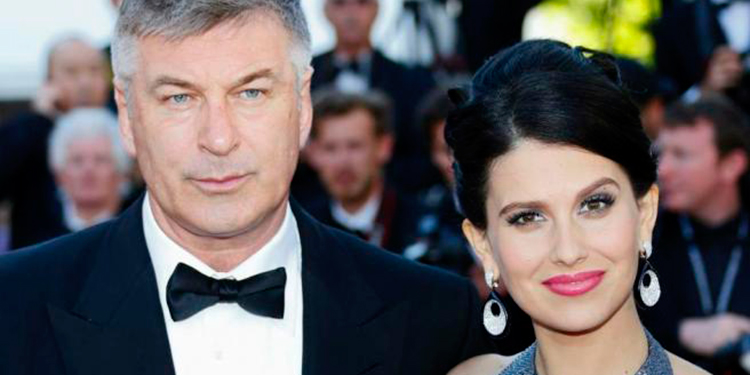 Alec Baldwin defiende a su esposa tras cuestionarse su origen español