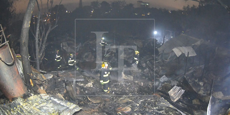 Un muerto y 15 casas consumidas por voraz incendio en barrio La Bolsa