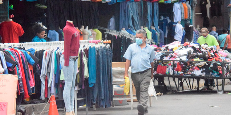 Capitalinos se rebuscan en “los agachones” por los “estrenos”
