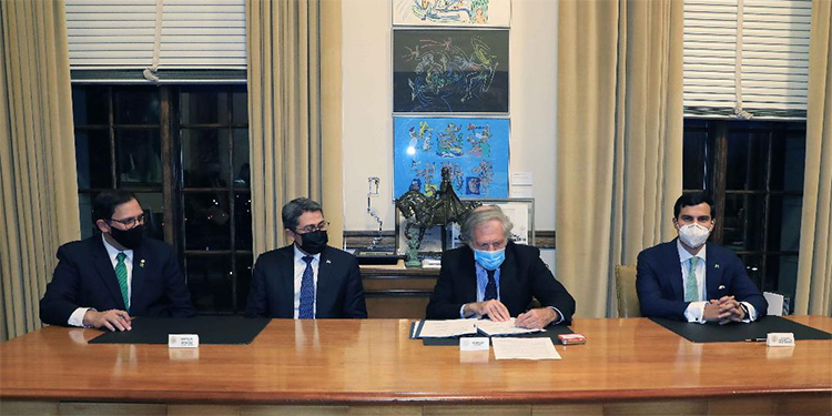 Honduras y OEA firman acuerdo de becas para jóvenes hondureños