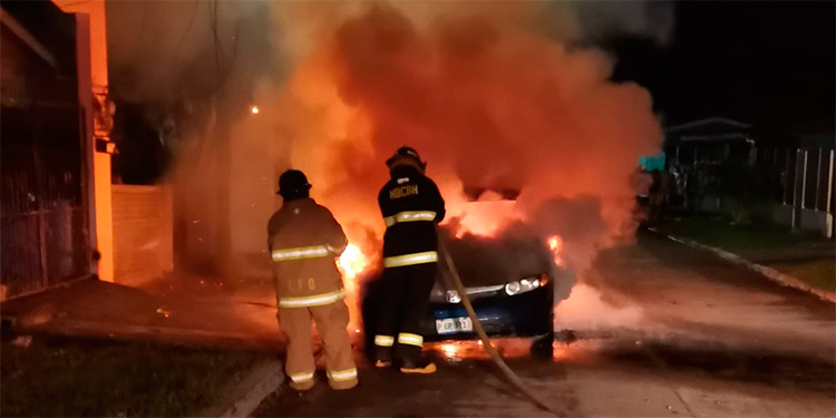 Queman automotor durante refriega con sujetos armados
