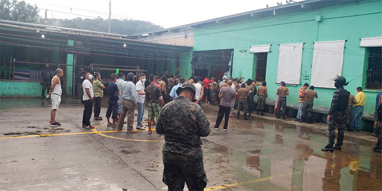 Armas cortopunzantes y dinero incautan en cárcel