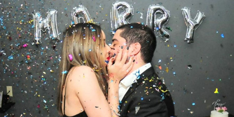 Se comprometieron en matrimonio Óscar Andrés Flores y Valerie Peña