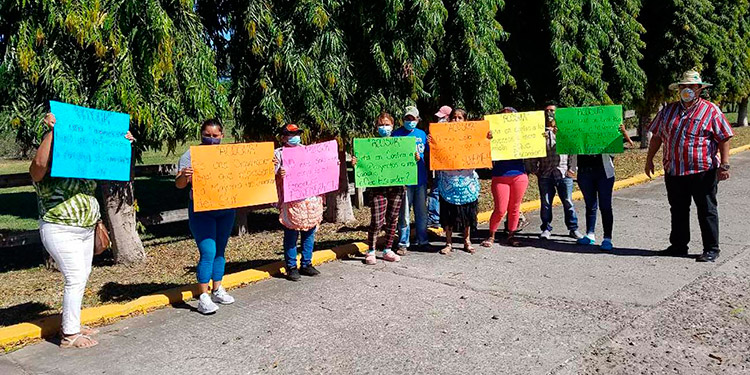 Mercaderes contra terminal de buses