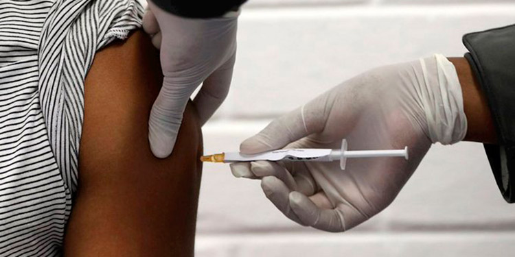 Denuncia el CMH: Obligarán a médicos a aplicarse vacunas