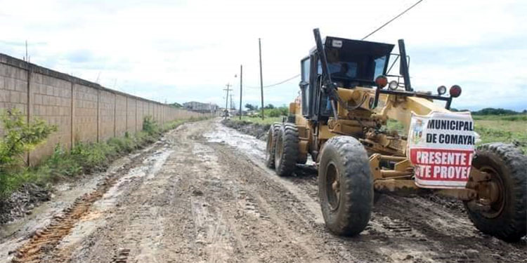 Construyen caja puente y reparan calles tras daños