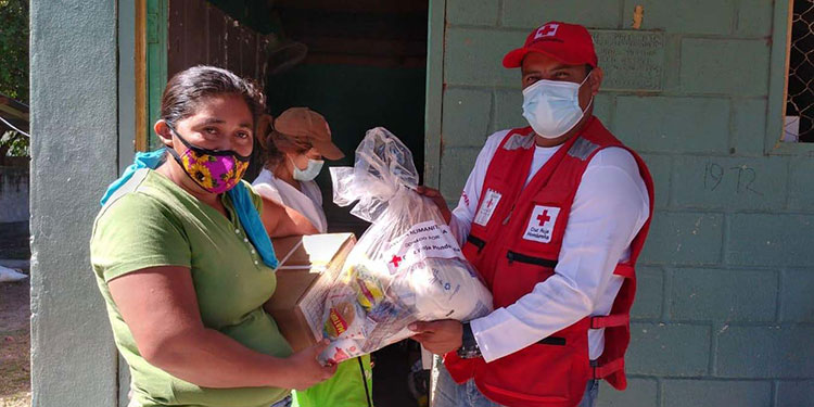 “Kits” de higiene y alimentos entregan a damnificados