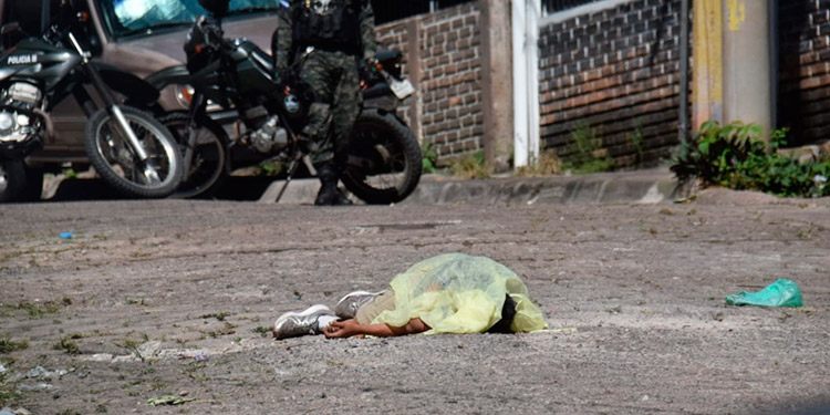 Muerto y herido dejan pistoleros en callejón