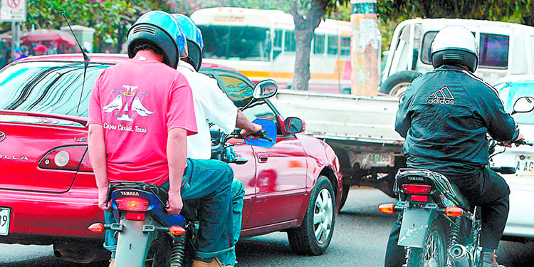 Reconsidera el CN: Prohibido 2 hombres en moto