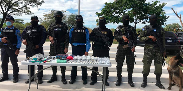 En “caletas” de reclusorio hallan drogas y armas blancas