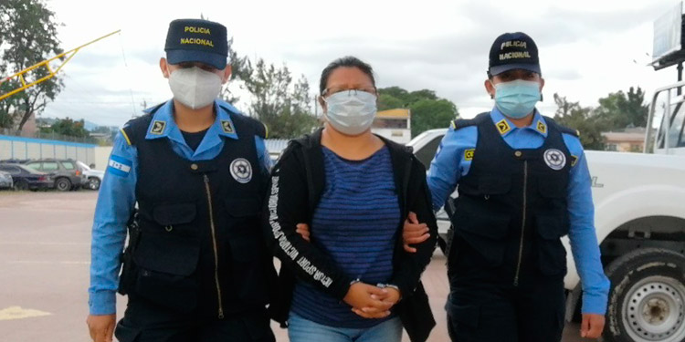 Por estafa continuada la capturan en la capital