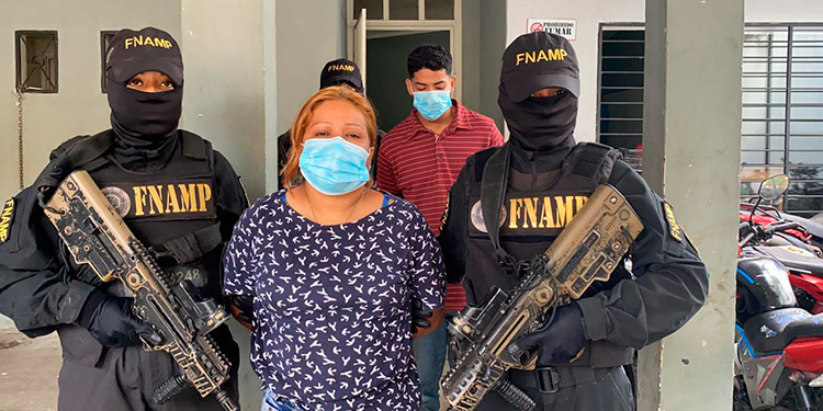 Acusan a madre e hijo por extorsión