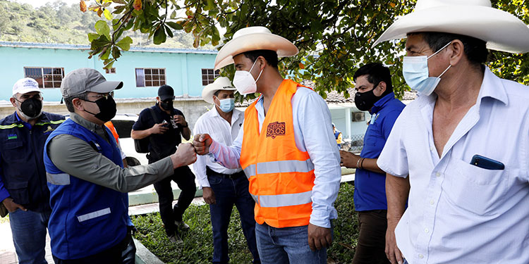 Presidente entrega bonos solidarios a 100 agricultores