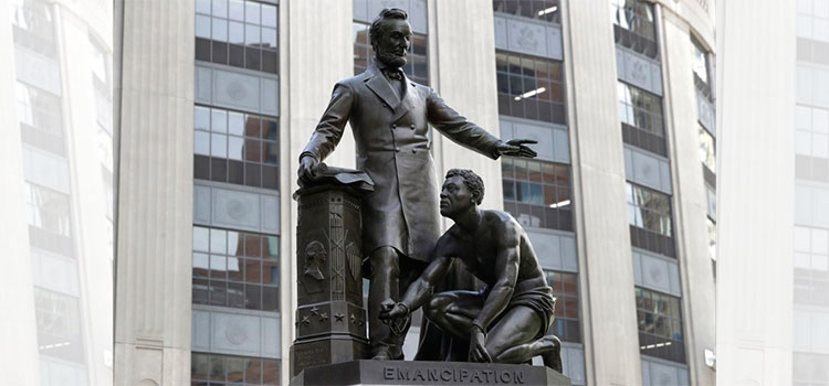 Retiran en Boston estatua de Lincoln con esclavo a sus pies