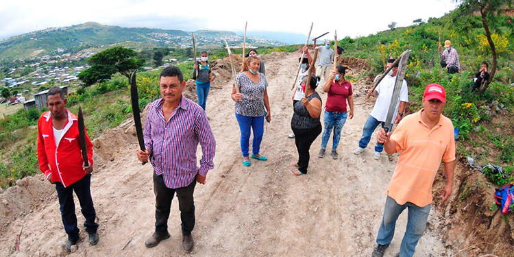 Con machete en mano, pobladores defienden propiedad de predios en “Lomas del Diamante”