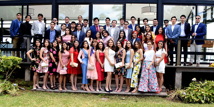Seniors de la Macris School celebran su desayuno