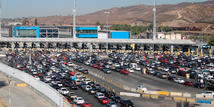 México y EEUU extienden por un mes restricciones en frontera por COVID-19