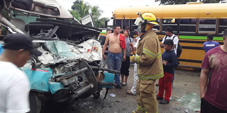 Pasajeros escapan de morir en estrepitoso choque de autobuses