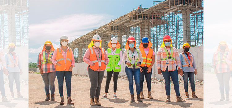 Mujeres soldadoras y albañiles destacan en construcción minera en Tocoa