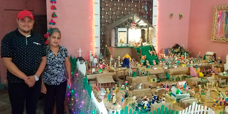 Hermoso nacimiento da la bienvenida al niño Dios
