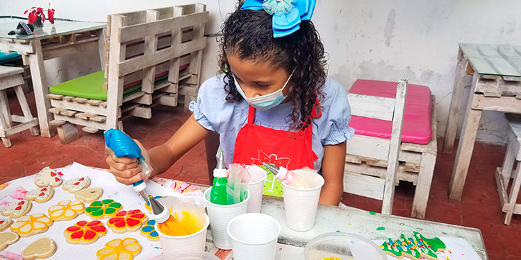 Niña triunfa con su microempresa de ricas galletas