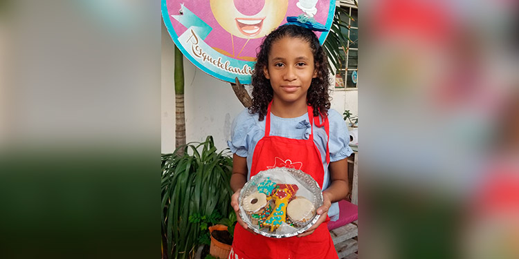 Niña triunfa con su microempresa de ricas galletas
