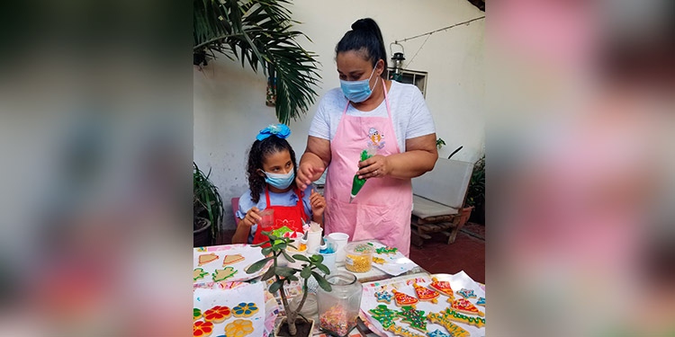 Niña triunfa con su microempresa de ricas galletas