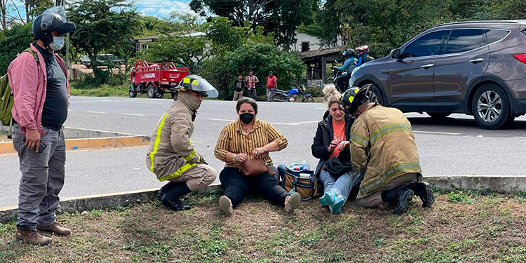 Dos féminas y adulto mayor lesionados en accidente vial