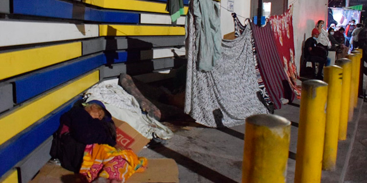 Frío y hambre pasan familiares de enfermos frente al HEU
