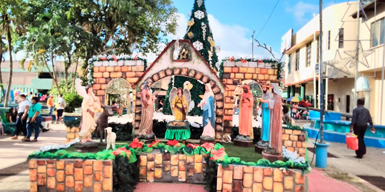 Espíritu navideño anima el parque central de Tela