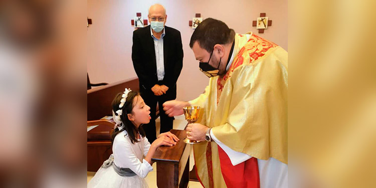 Catalina Aguirre Bulnes celebra su primera comunión