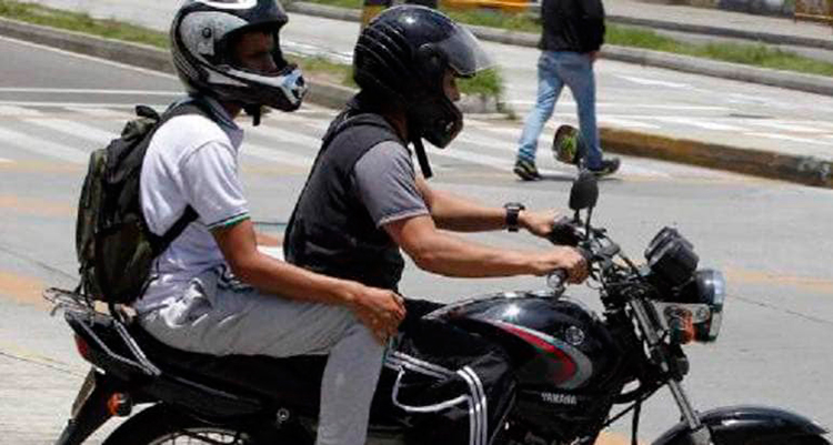 Policía propone consenso de ley que permite dos hombres en motocicleta