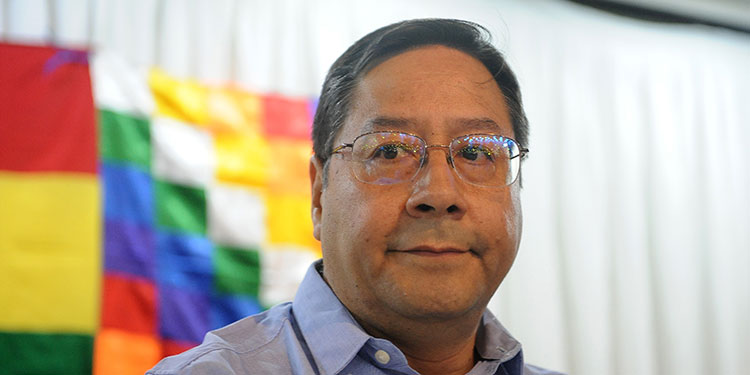 Presidente boliviano destituye a ministro que contrató a exnovia