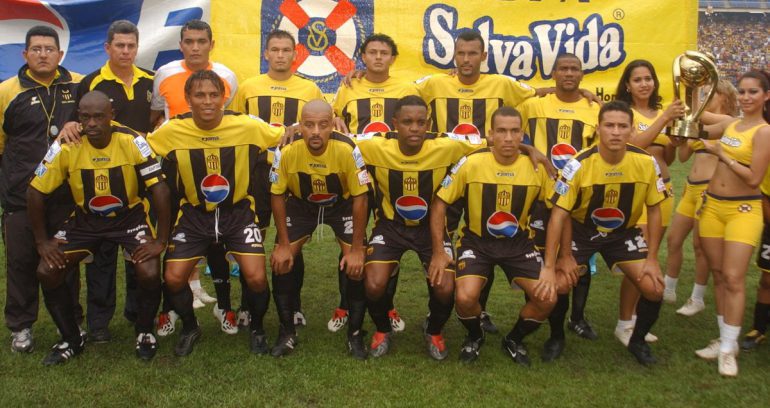 Con goles brasileños Real España logra su octava copa en el Nacional